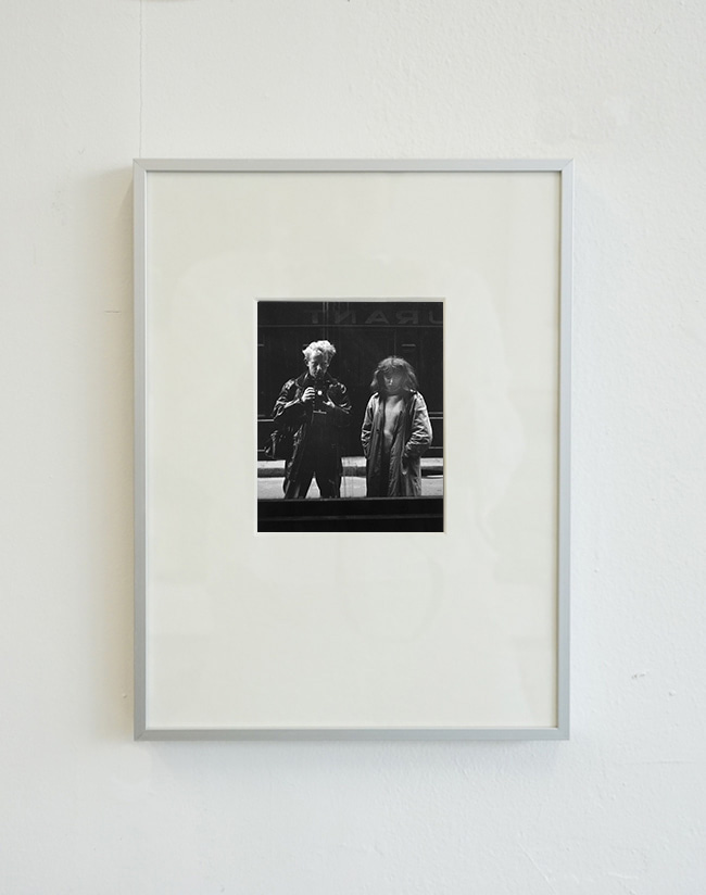 [에드 반 데르 엘스켄]Ed van der Elsken — selfportrait on the street with vali myers,paris1952 (액자포함) 24 x 32.5 cm